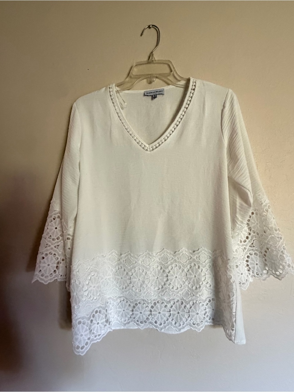 Women's Runway Ready White Lace Trim V-Neck 3/4 Sleeve Blouse Sz S Soft